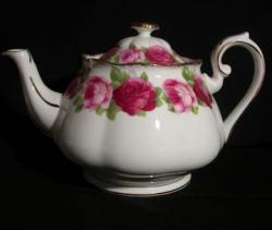 Royal Albert Old English Rose Tea Pot & Lid - Large